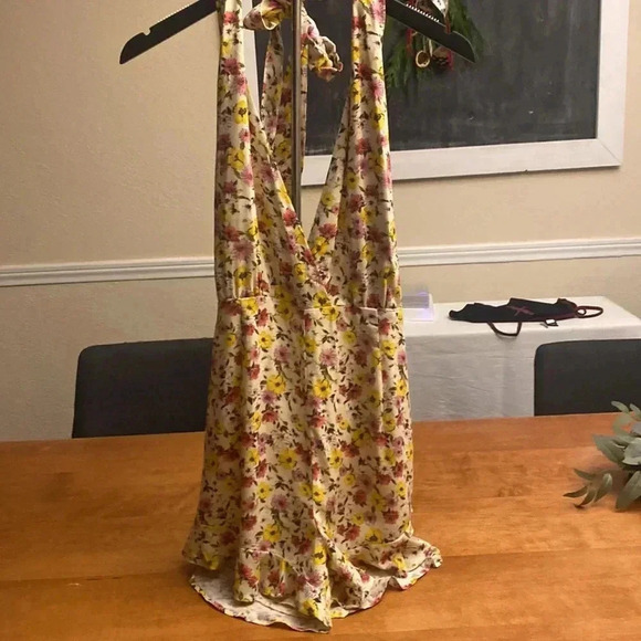 Forever 21 floral romper size M. NWOT and partial label. - Picture 9 of 12